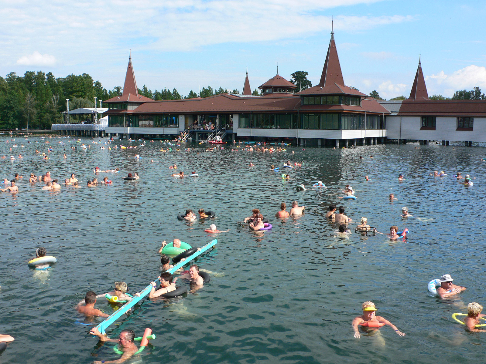 Thermal Lake at Hévíz, Hungary (Photo License CC-BY-SA-2.0)